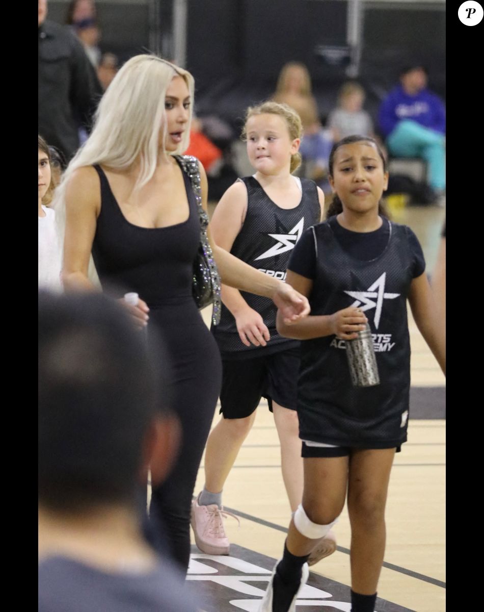Kim Kardashian et Kanye West assistent, séparément, au match de basketball de leur fille North à Los Angeles, le 21 octobre 2022.