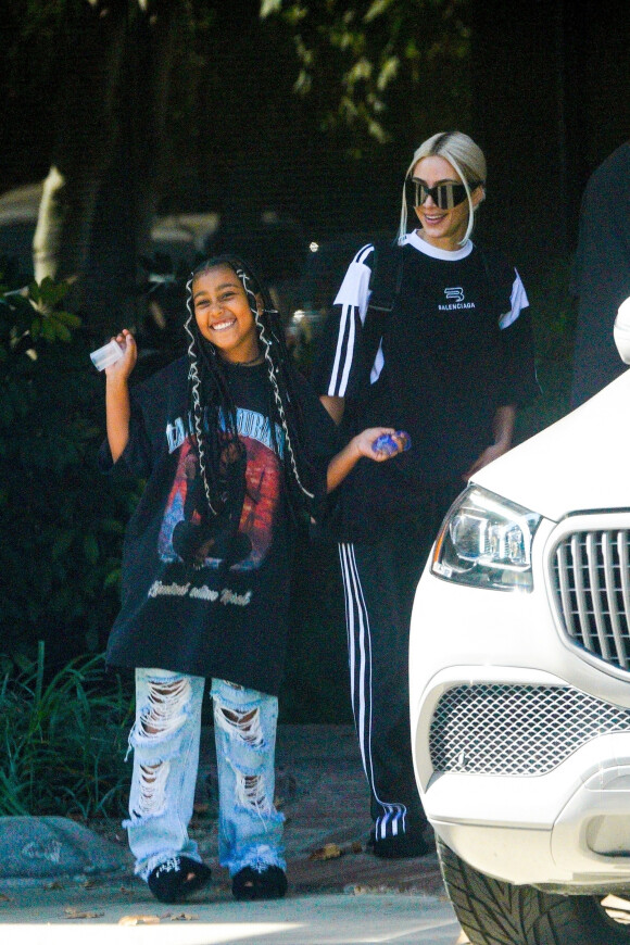 Kim Kardashian et sa fille North West à la sortie de son cours de karaté à Los Angeles.