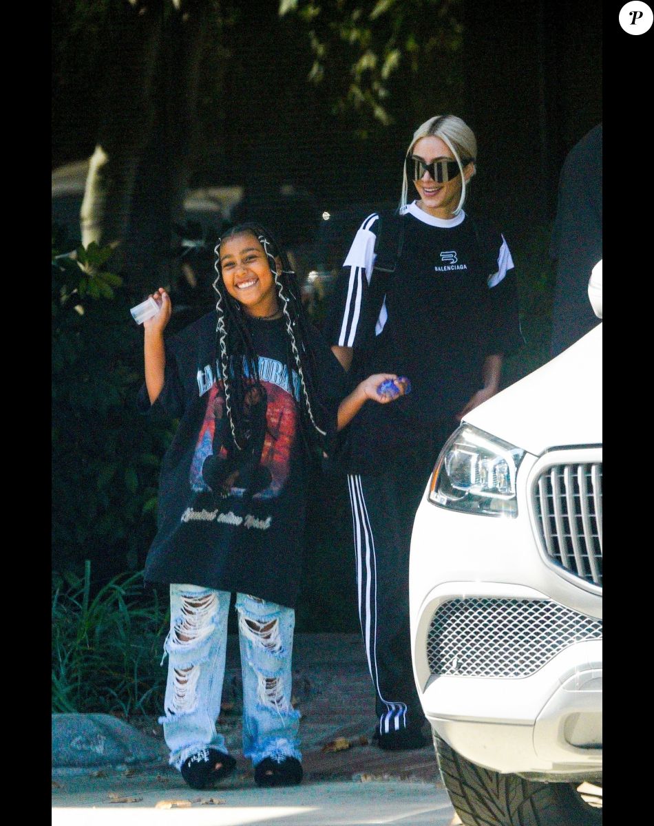 Kim Kardashian et sa fille North West à la sortie de son cours de karaté à Los Angeles.