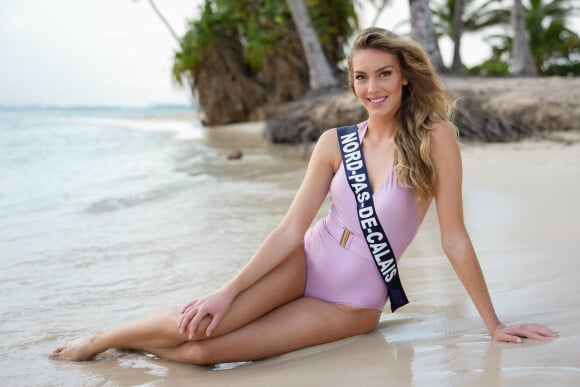 Agathe Cauet (Miss Nord-Pas-de-Calais), photo officielle en bikini pour le concours Miss France 2023