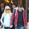 Paris Hilton et son boyfriend Doug Reinhardt, de passage à Paris pour quelques jours de shopping, à la sortie de leur hôtel parisien, le jeudi 11 février.