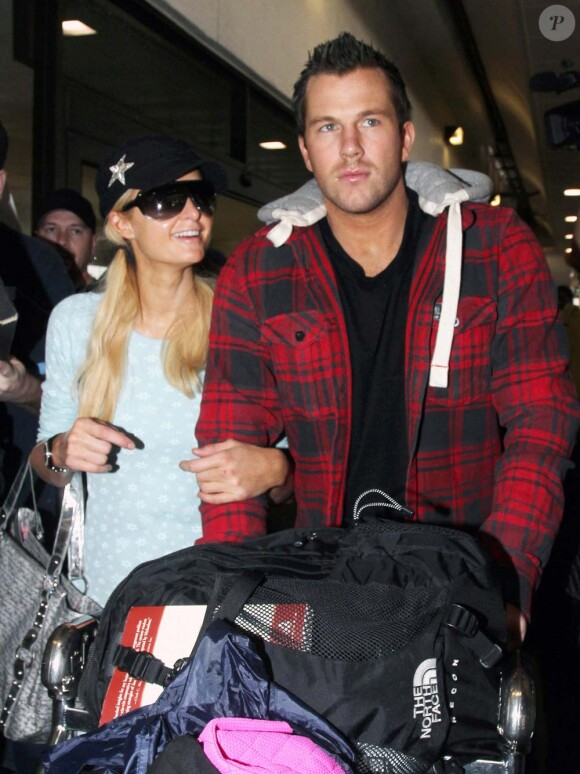 Paris Hilton et son boyfriend Doug Reinhardt, à l'aéroport LAX de Los Angeles, de retour de leur court séjour à Paris, le jeudi 11 février.