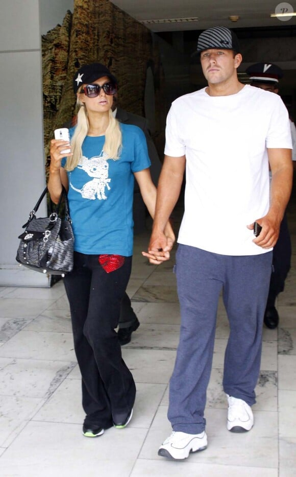 Paris Hilton et son boyfriend Doug Reinhardt, à l'aéroport de Rio de Janeiro (Brésil), samedi 13 février.