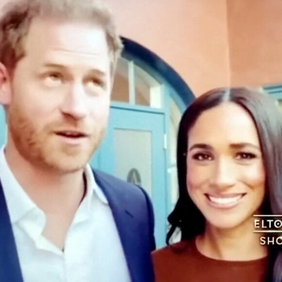 Le prince Harry et Meghan Markle partagent un message personnel avec Sir Elton John avant son concert d'adieu. Le prince Harry et Meghan Markle ont partagé un message personnel avec Sir Elton John avant son concert d'adieu au Dodgers Stadium hier soir. Le duc et la duchesse de Sussex ont été présentés dans une vidéo de compilation montrant des stars rendant hommage à Sir Elton avant le concert, diffusé en direct sur Disney +. Dans le clip, qui semble avoir été filmé dans les bureaux du couple à Archewell, le prince Harry a déclaré: " Merci d'être l'ami que vous étiez pour ma mère. " Merci d'être notre ami, merci d'être l'ami de nos enfants. Le couple s'est rapproché du chanteur ces dernières années, ayant connu Harry toute sa vie grâce à sa " chère " amitié avec la princesse Diana, et ayant même prêté au couple sa maison et son jet privé sur la Côte d'Azur en 2019. © JLPPA/Bestimage 