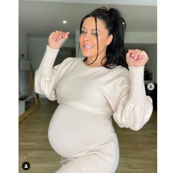Shanna pose enceinte sur son compte Instagram.