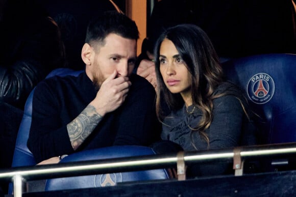 Lionel Messi et sa femme Antonella Roccuzzo - People au match retour de Ligue Des Champions 2022 (LDC) entre le PSG et Benfica (1-1) au Parc des Princes à Paris le 11 octobre 2022. © Cyril Moreau/Bestimage