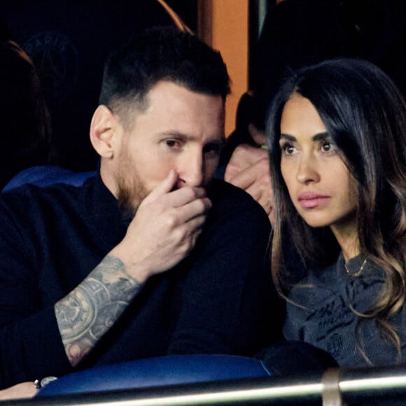 Lionel Messi et sa femme Antonella Roccuzzo - People au match retour de Ligue Des Champions 2022 (LDC) entre le PSG et Benfica (1-1) au Parc des Princes à Paris le 11 octobre 2022. © Cyril Moreau/Bestimage