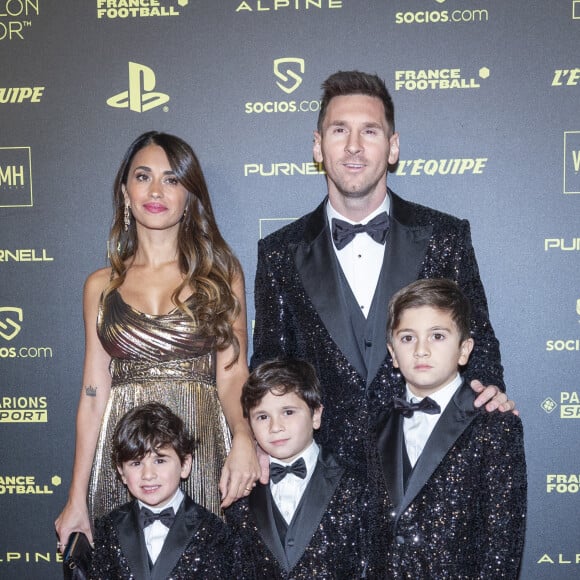 Lionel Leo Messi (Ballon d'Or pour la 7ème fois) avec sa femme Antonella Roccuzzo et ses enfants Thiago, Mateo et Ciro - Photocall de la cérémonie du Ballon d'Or 2021 au Théâtre du Châtelet le 29 novembre 2021. © Cyril Moreau/Bestimage