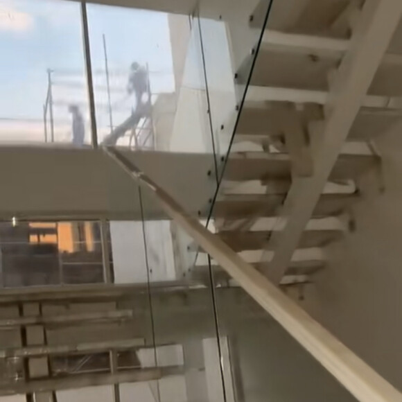 Maeva Ghennam présente sa villa, encore en travaux.