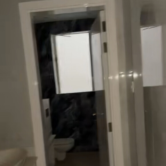 Maeva Ghennam présente sa villa, encore en travaux.