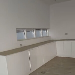 Maeva Ghennam présente sa villa, encore en travaux.