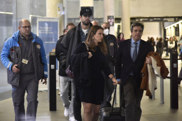 Gerard Piqué sort du tribunal de Barcelone avec son avocat Ramón Tamborero après une audience de première instance dans le cadre de sa séparation avec la chanteuse Shakira le 1er décembre 2022. Photos : David Oller / Europa Press