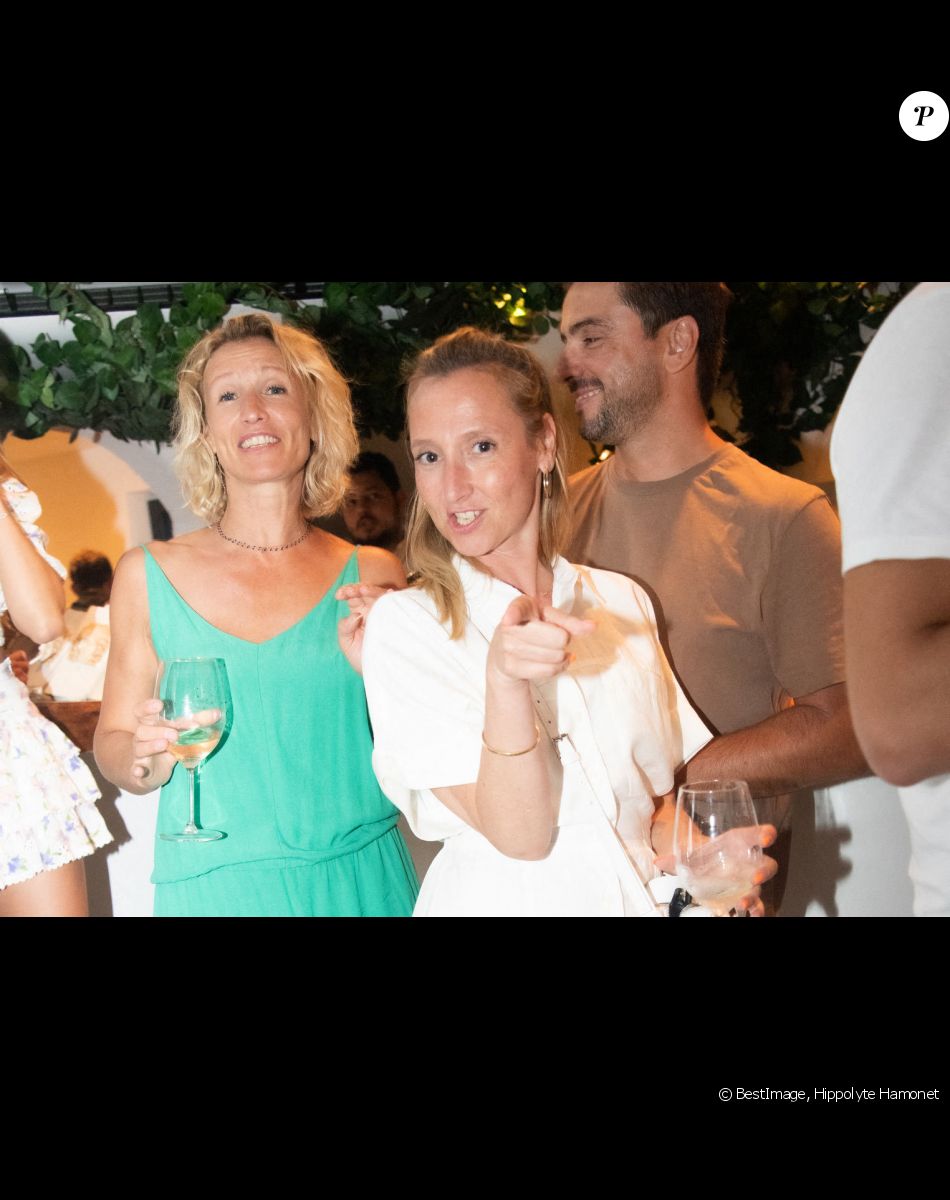 Exclusif - Alexandra Lamy, sa soeur Audrey Lamy et son compagnon Thomas Sabatier - People dînent au restaurant "Gioia" avant de faire la fête au VIP Room à Saint-Tropez le 28 juillet 2022. © Hippolyte Hamonet/Bestimage