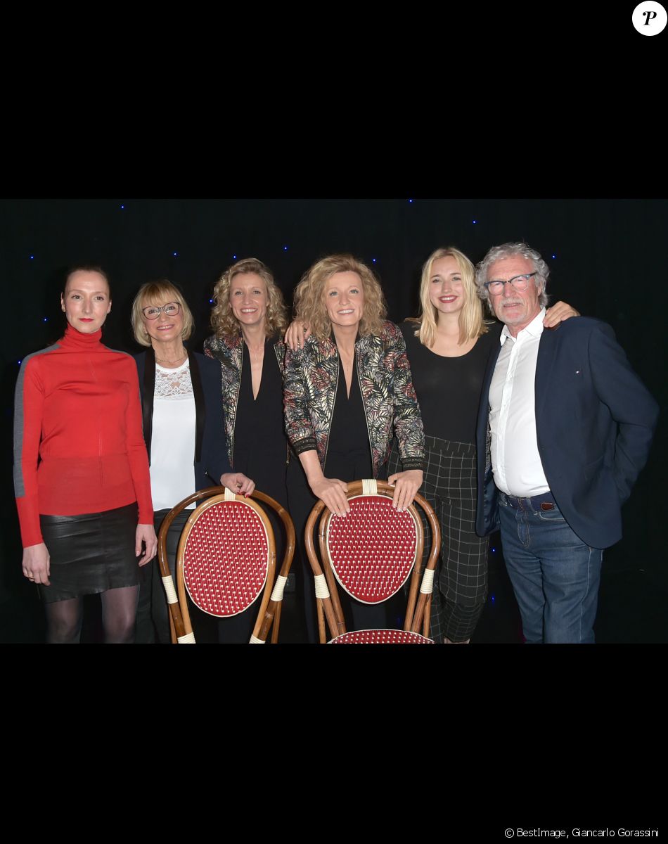 Alexandra Lamy avec sa soeur Audrey, ses parents et sa fille Chloé lors de la présentation de sa statue de cire au musée Grévin à Paris, le 8 Mars 2018. © Giancarlo Gorassini/Bestimage