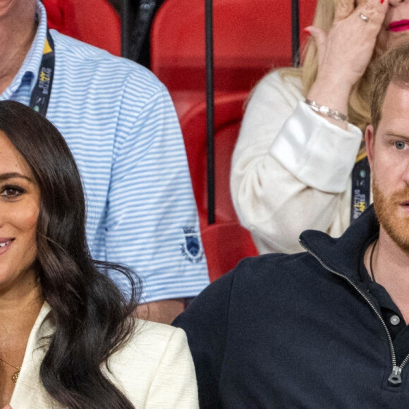 Le prince Harry et Meghan Markle assistent à la finale d'athlétisme, au deuxième jour des Invictus Games 2020 à La Haye, le 17 avril 2022. 