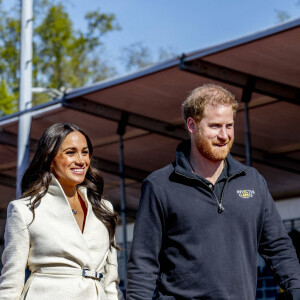 Le prince Harry et Meghan Markle assistent à la finale d'athlétisme, au deuxième jour des Invictus Games 2020 à La Haye, le 17 avril 2022. 