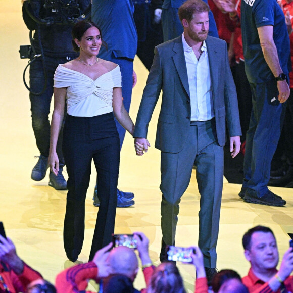 Le prince Harry et Meghan Markle lors de la cérémonie d'ouverture des Invictus Games 2020 à La Haye, le 16 avril 2022. 