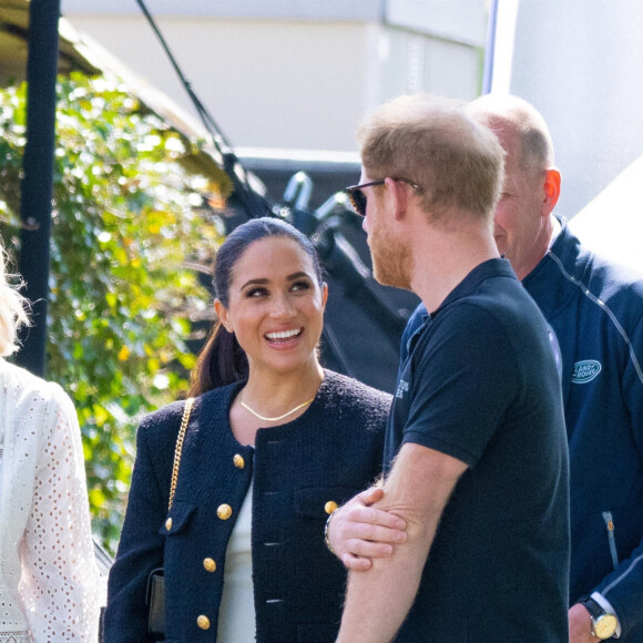 Le prince Harry et Meghan Markle lors du "Land Rover Challenge" au premier jour des Invictus Games 2020 à La Haye, le 16 avril 2022. 