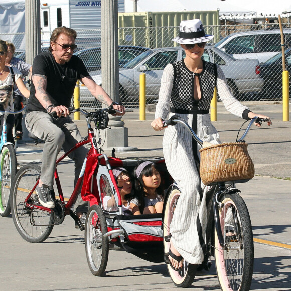 Johnny Hallyday, sa femme Laeticia, leurs filles Jade et Joy, font du vélo à Santa Monica, le 16 février 2013.