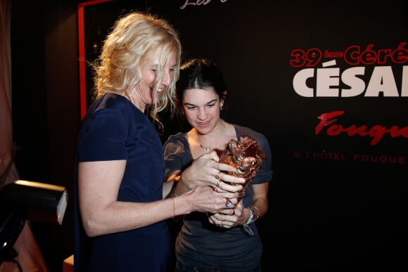 Sandrine Kiberlain (César de la meilleure actrice pour le rôle d'Ariane Felder dans 9 mois ferme) et sa fille Suzanne - Dîner au Fouquet's - 39ème cérémonie des Cesar à Paris, le 28 février 2014. 