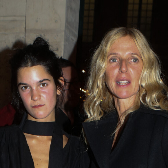 Sandrine Kiberlain et sa fille Suzanne Lindon - Arrivée au défilé et l'aftershow Jacquemus lors de la Fashion Week Printemps/Ete 2018 de Paris au musée National Picasso à Paris, France, le 25 septembre 2017. © CVS-Veeren/Bestimage 