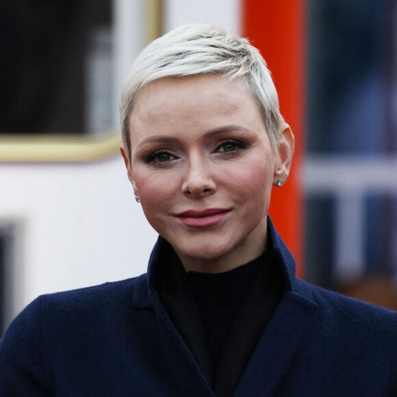 La princesse Charlène de Monaco, accompagnée des ses enfants le prince Jacques de Monaco, marquis des Baux, et la princesse Gabriella de Monaco, comtesse de Carladès, Charlotte Casiraghi, Mélanie de Massy et Georges Marsan, le maire de Monaco, lors de l'inauguration du marché de Noël à Monaco. © Jean-Charles Vinaj/Pool Monaco/Bestimage 