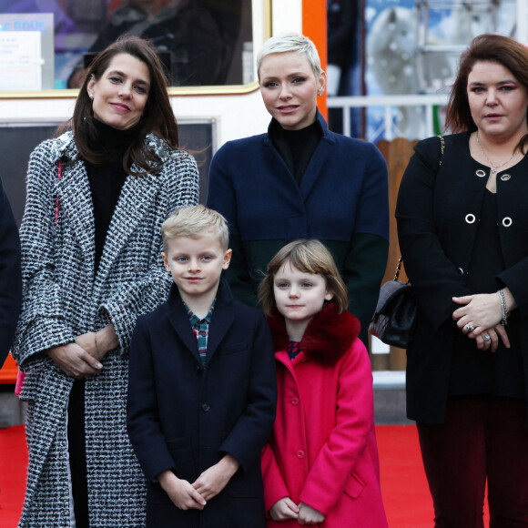 La princesse Charlène de Monaco, accompagnée des ses enfants le prince Jacques de Monaco, marquis des Baux, et la princesse Gabriella de Monaco, comtesse de Carladès, Charlotte Casiraghi, Mélanie de Massy et Georges Marsan, le maire de Monaco, lors de l'inauguration du marché de Noël à Monaco, le 2 décembre 2022. © Jean-Charles Vinaj/Pool Monaco/Bestimage 