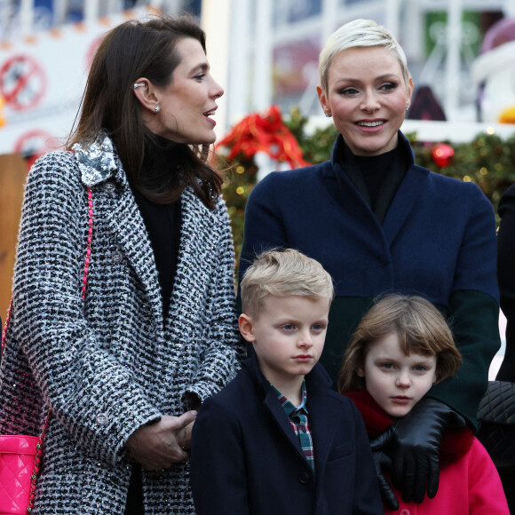 La princesse Charlène de Monaco, accompagnée des ses enfants le prince Jacques de Monaco, marquis des Baux, et la princesse Gabriella de Monaco, comtesse de Carladès, Charlotte Casiraghi, Mélanie de Massy et Georges Marsan, le maire de Monaco, lors de l'inauguration du marché de Noël à Monaco, le 2 décembre 2022. © Jean-Charles Vinaj/Pool Monaco/Bestimage 