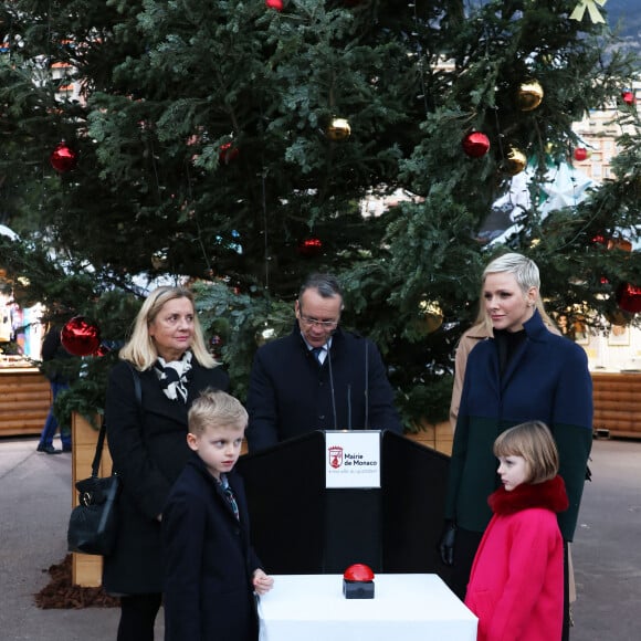 La princesse Charlène de Monaco, accompagnée des ses enfants le prince Jacques de Monaco, marquis des Baux, et la princesse Gabriella de Monaco, comtesse de Carladès, Charlotte Casiraghi, Mélanie de Massy et Georges Marsan, le maire de Monaco, lors de l'inauguration du marché de Noël à Monaco, le 2 décembre 2022. © Jean-Charles Vinaj/Pool Monaco/Bestimage 