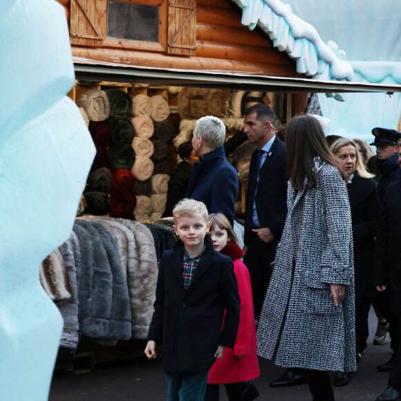 La princesse Charlène de Monaco, accompagnée des ses enfants le prince Jacques de Monaco, marquis des Baux, et la princesse Gabriella de Monaco, comtesse de Carladès, Charlotte Casiraghi, Mélanie de Massy et Georges Marsan, le maire de Monaco, lors de l'inauguration du marché de Noël à Monaco, le 2 décembre 2022. © Jean-Charles Vinaj/Pool Monaco/Bestimage 