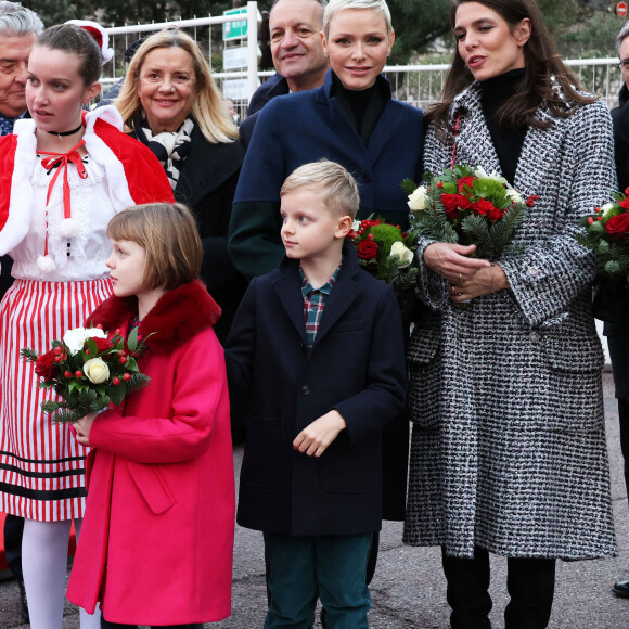 La princesse Charlène de Monaco, accompagnée des ses enfants le prince Jacques de Monaco, marquis des Baux, et la princesse Gabriella de Monaco, comtesse de Carladès, Charlotte Casiraghi, Mélanie de Massy et Georges Marsan, le maire de Monaco, lors de l'inauguration du marché de Noël à Monaco, le 2 décembre 2022. © Jean-Charles Vinaj/Pool Monaco/Bestimage 