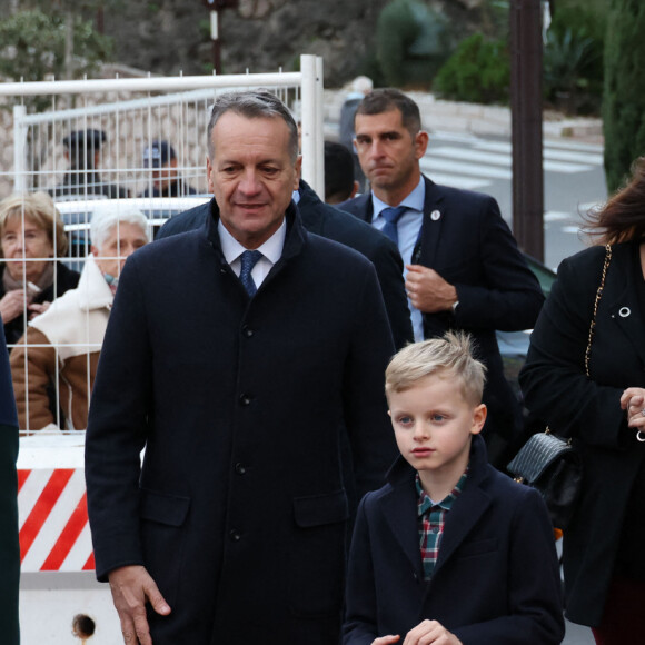 La princesse Charlène de Monaco, accompagnée des ses enfants le prince Jacques de Monaco, marquis des Baux, et la princesse Gabriella de Monaco, comtesse de Carladès, Charlotte Casiraghi, Mélanie de Massy et Georges Marsan, le maire de Monaco, lors de l'inauguration du marché de Noël à Monaco, le 2 décembre 2022. © Jean-Charles Vinaj/Pool Monaco/Bestimage 