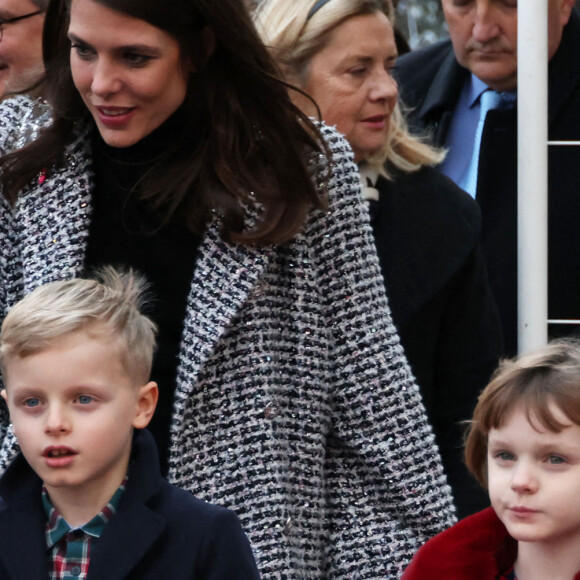 La princesse Charlène de Monaco, accompagnée des ses enfants le prince Jacques de Monaco, marquis des Baux, et la princesse Gabriella de Monaco, comtesse de Carladès, Charlotte Casiraghi, Mélanie de Massy et Georges Marsan, le maire de Monaco, lors de l'inauguration du marché de Noël à Monaco, le 2 décembre 2022. © Jean-Charles Vinaj/Pool Monaco/Bestimage 