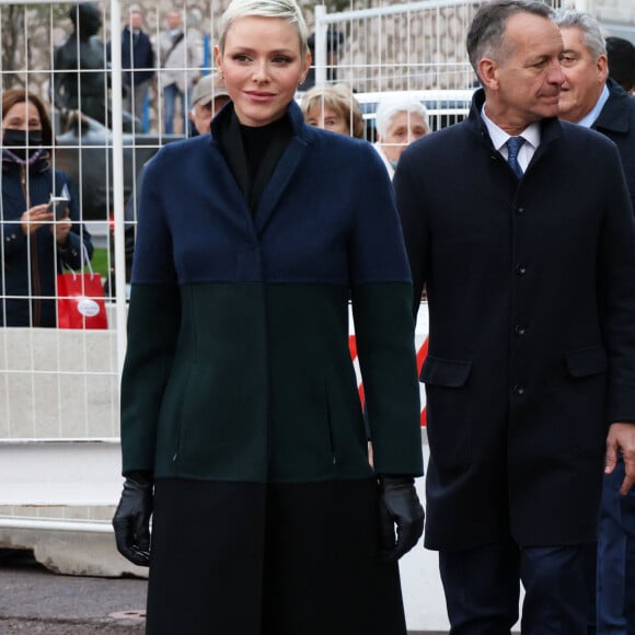 La princesse Charlène de Monaco, accompagnée des ses enfants le prince Jacques de Monaco, marquis des Baux, et la princesse Gabriella de Monaco, comtesse de Carladès, Charlotte Casiraghi, Mélanie de Massy et Georges Marsan, le maire de Monaco, lors de l'inauguration du marché de Noël à Monaco, le 2 décembre 2022. © Jean-Charles Vinaj/Pool Monaco/Bestimage 