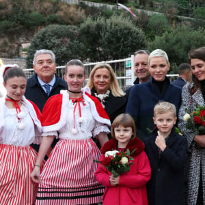 La princesse Charlène de Monaco, accompagnée des ses enfants le prince Jacques de Monaco, marquis des Baux, et la princesse Gabriella de Monaco, comtesse de Carladès, Charlotte Casiraghi, Mélanie de Massy et Georges Marsan, le maire de Monaco, lors de l'inauguration du marché de Noël à Monaco, le 2 décembre 2022. © Jean-Charles Vinaj/Pool Monaco/Bestimage 