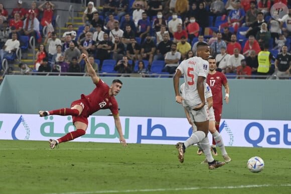Dusan Vlahovic (Serbie) célèbre son but contre la Suisse durant le dernier match de poule du groupe G de la Coupe du Monde de Football, le 2 décembre 2022 à Doha, Qatar.
