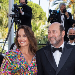 Kad Merad et Julia Vignali - Montée des marches du film " OSS 117 : Alerte rouge en Afrique Noire " lors du 74ème Festival International du Film de Cannes. Le 17 juillet 2021 © Borde-Jacovides-Moreau / Bestimage 