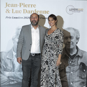 Kad Merad et Julia Vignali, lors de la cérémonie de clôture de la 12e édition du Festival du film Lumière à Lyon, du 10 au 18 octobre 2020. Le festival rend, cette année, hommage aux cinéastes belges Jean-Pierre et Luc Dardenne, doubles lauréats de la Palme d'Or. Lyon, le 16 octobre 2020. © Sandrine Thesillat / Panoramic / Bestimage 