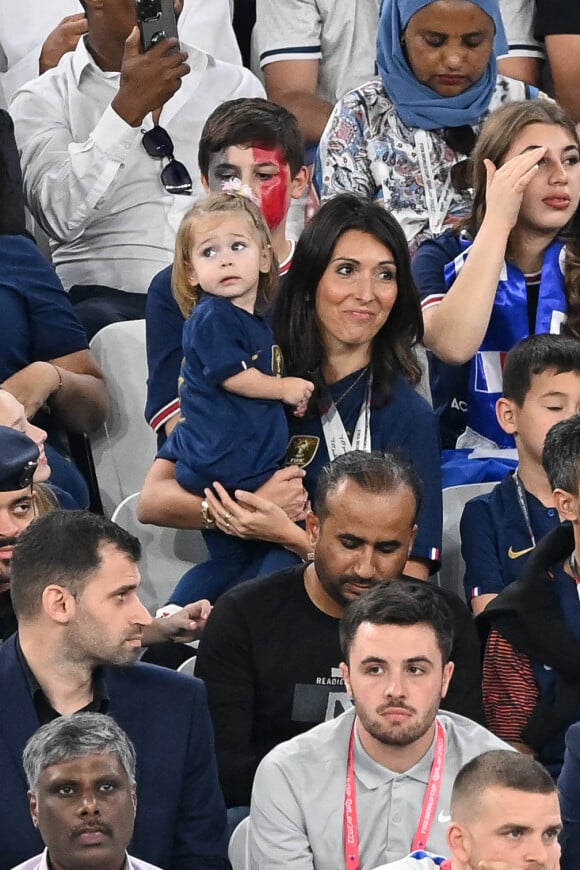 Jennifer Giroud et ses deux enfants, Jade et Evan - Femmes et compagnes des joueurs lors du match "France - Pologne" (3-1) lors de la Coupe du Monde 2022 au Qatar (FIFA World Cup Qatar 2022) le 4 décembre 2022. © Philippe Perusseau / Bestimage
