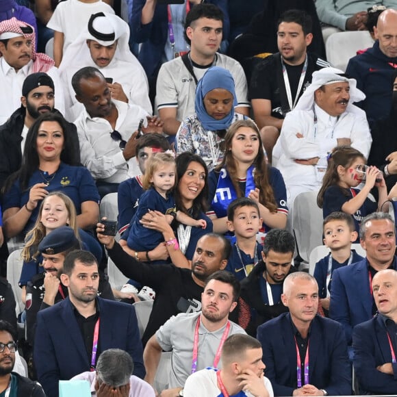 Jennifer Giroud et ses deux enfants, Jade et Evan - Femmes et compagnes des joueurs lors du match "France - Pologne" (3-1) lors de la Coupe du Monde 2022 au Qatar (FIFA World Cup Qatar 2022) le 4 décembre 2022. © Philippe Perusseau / Bestimage