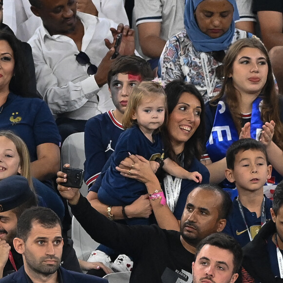 Jennifer Giroud et ses deux enfants, Jade et Evan - Femmes et compagnes des joueurs lors du match "France - Pologne" (3-1) lors de la Coupe du Monde 2022 au Qatar (FIFA World Cup Qatar 2022) le 4 décembre 2022. © Philippe Perusseau / Bestimage