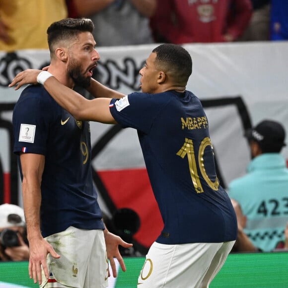 Olivier Giroud et Kylian Mbappe - Joie des joueurs français lors du match des 1/8emes de finale de la Coupe de Monde de Football "France vs Pologne (3-1)" à Doha au Qatar. Le 4 décembre 2022 © Philippe Perusseau / Bestimage