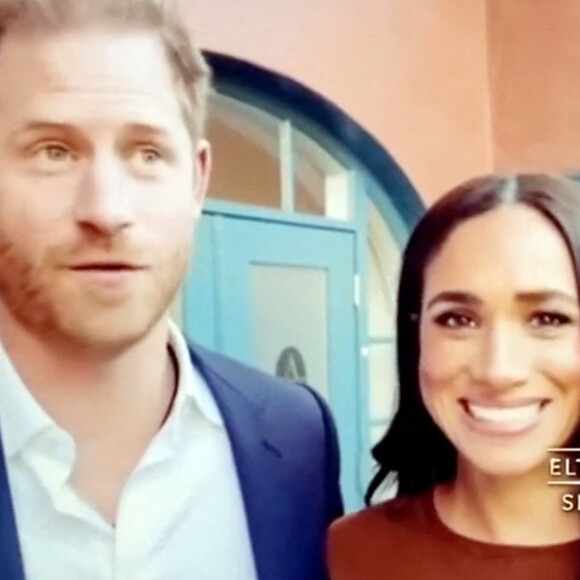 Le prince Harry et Meghan Markle partagent un message personnel avec Sir Elton John avant son concert d'adieu. Le prince Harry et Meghan Markle ont partagé un message personnel avec Sir Elton John avant son concert d'adieu au Dodgers Stadium hier soir. Le duc et la duchesse de Sussex ont été présentés dans une vidéo de compilation montrant des stars rendant hommage à Sir Elton avant le concert, diffusé en direct sur Disney +. Dans le clip, qui semble avoir été filmé dans les bureaux du couple à Archewell, le prince Harry a déclaré: " Merci d'être l'ami que vous étiez pour ma mère. " Merci d'être notre ami, merci d'être l'ami de nos enfants. Le couple s'est rapproché du chanteur ces dernières années, ayant connu Harry toute sa vie grâce à sa " chère " amitié avec la princesse Diana, et ayant même prêté au couple sa maison et son jet privé sur la Côte d'Azur en 2019. © JLPPA/Bestimage 