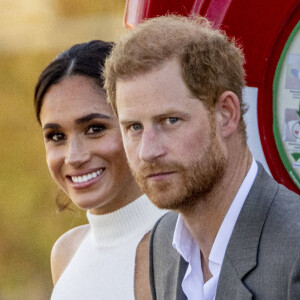 Le prince Harry, duc de Sussex et Meghan Markle, duchesse de Sussex lors d'un excursion en bateau sur le Rhin jusqu'à la Merkur Spiel-Arena dans le cadre de la visite du couple ducal de Sussex pour l'événement 'Invictus Games Düsseldorf - One Year to Go' à Düsseldorf, Allemagne. 