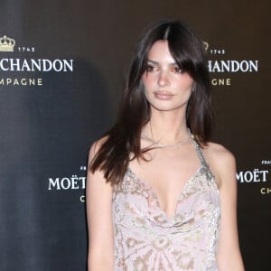 Emily Ratajkowski au photocall de la soirée "Moët & Chandon" à New York, le 5 décembre 2022. 