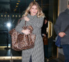 L'actrice Kirstie Alley quitte le Today Show avec un sac léopard à New York le 5 janvier 2016.