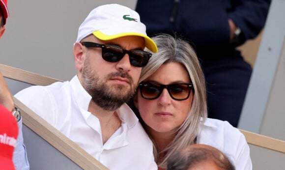 Kyan Khojandi et sa femme Christine Giua dans les tribunes des internationaux de France de Roland Garros à Paris. © Cyril Moreau - Dominique Jacovides/Bestimage
