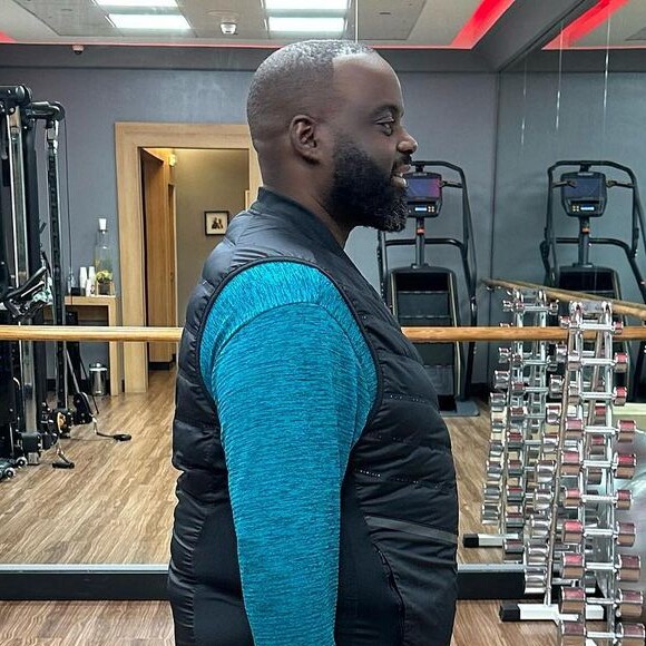 Issa Doumbia a dévoilé le 6 décembre 2022 une impressionnante transformation physique "avant-après" sur son compte Instagram, réalisée avec l'aide du coach Yanis