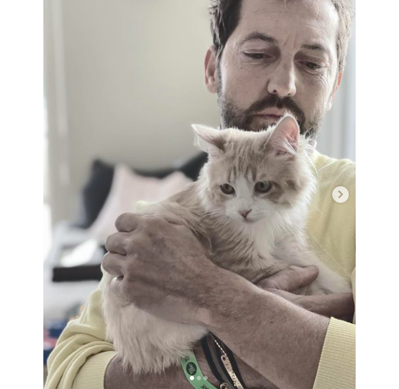 Frédéric Diefenthal prend la pose avec son nouveau chat sur Instagram.