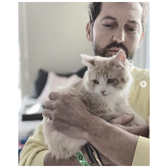 Frédéric Diefenthal prend la pose avec son nouveau chat sur Instagram.